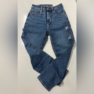American Eagle Women Junior 
“Mom Jeans” 
Stretch 
size 2 short /26 short 
NWT